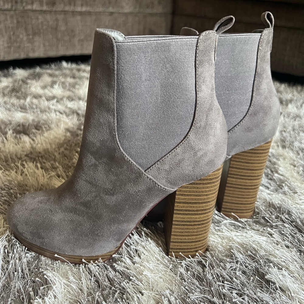 Woman’s Forever 21 stiletto gray ankle boots